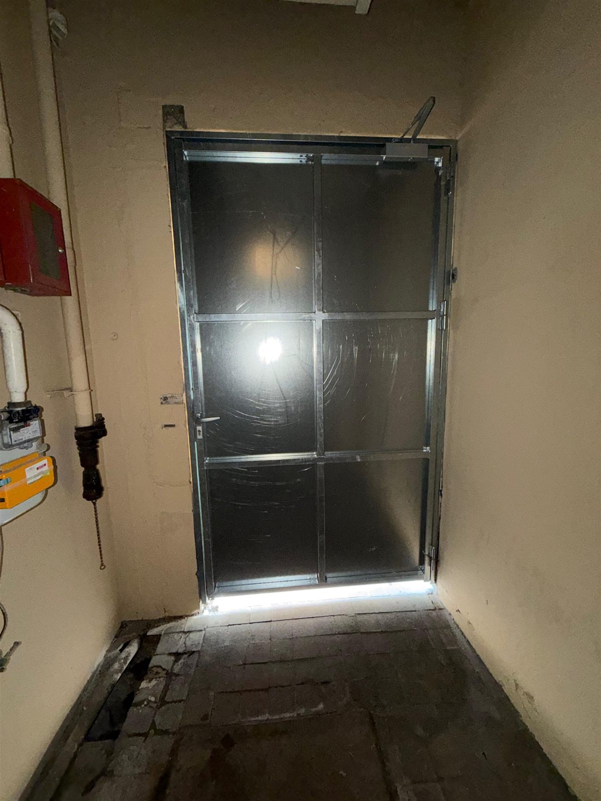 Porte galvanisée avec système de ferme porte à compas